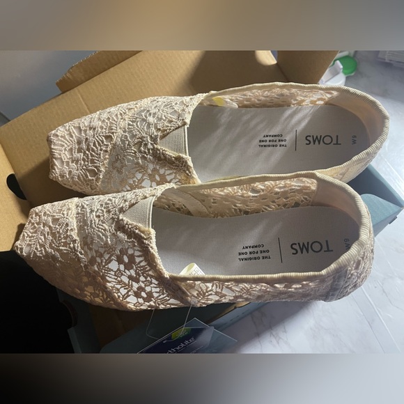 TOMS-White Floral Flats - Picture 1 of 4